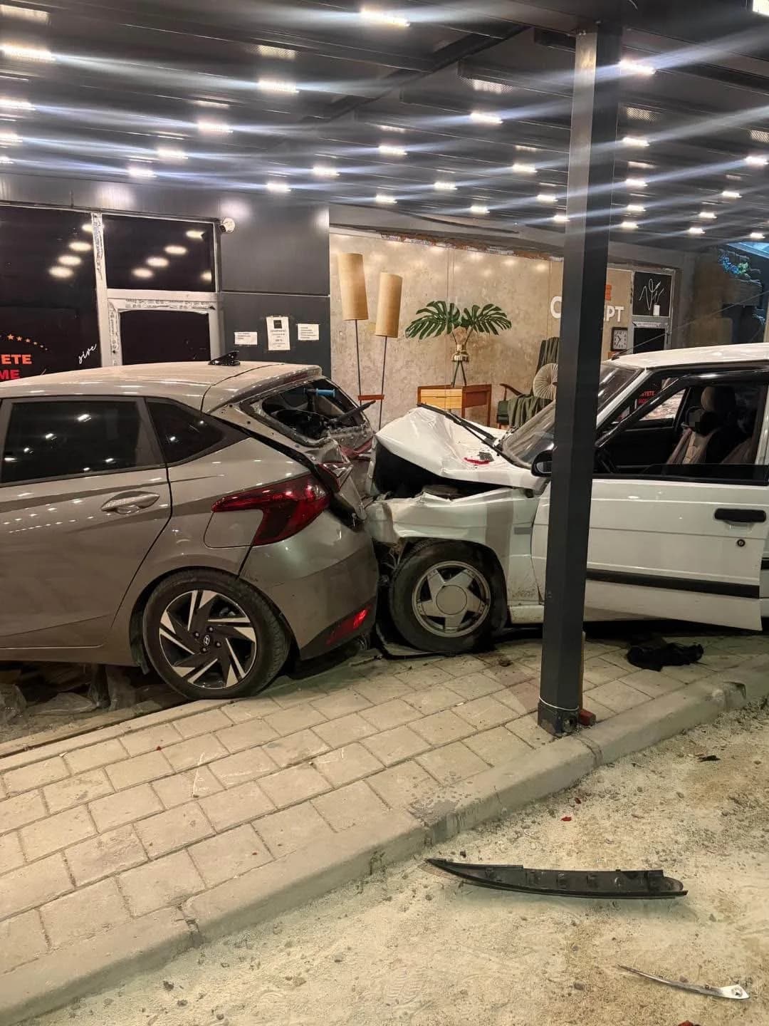 Adana’da direksiyon hakimiyetini kaybeden iki otomobil, peş peşe bir mağazaya girdi. Kazadan yaralanan 2 kişi hastaneye