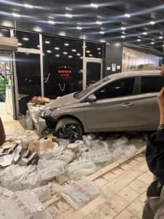 Adana Sarıçam’da kontrolden çıkan iki otomobilin mağazaya girdiği kaza sonrası olay yeri