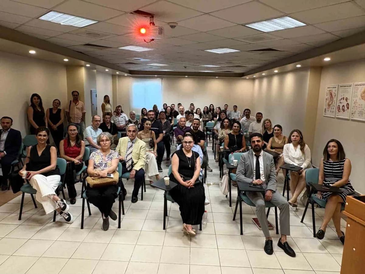 Adana'da kadın doğum uzmanlarına yönelik ikinci trimester fetal ultrason değerlendirmesi kursundan bir eğitim görüntüsü