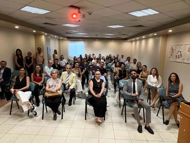 Adana'da kadın doğum uzmanlarına yönelik ikinci trimester fetal ultrason değerlendirmesi kursundan bir eğitim görüntüsü