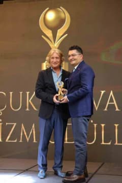 Adana İl Kültür ve Turizm Müdürü Emre Duru, Çukurova Turizm Ödülleri töreninde ödül alırken