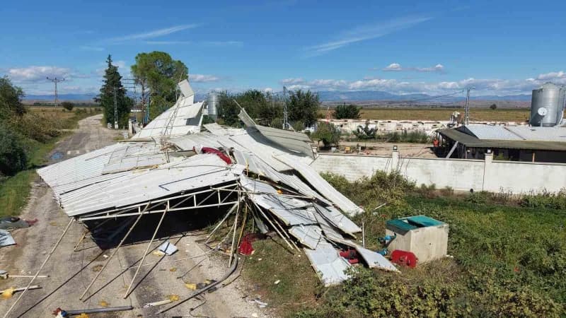 Adana’nın İmamoğlu ilçesinde dün etkili olan sağanak yağış ve fırtına ile oluşan süper hücre Ağzıkaraca Mahallesi’nde ik
