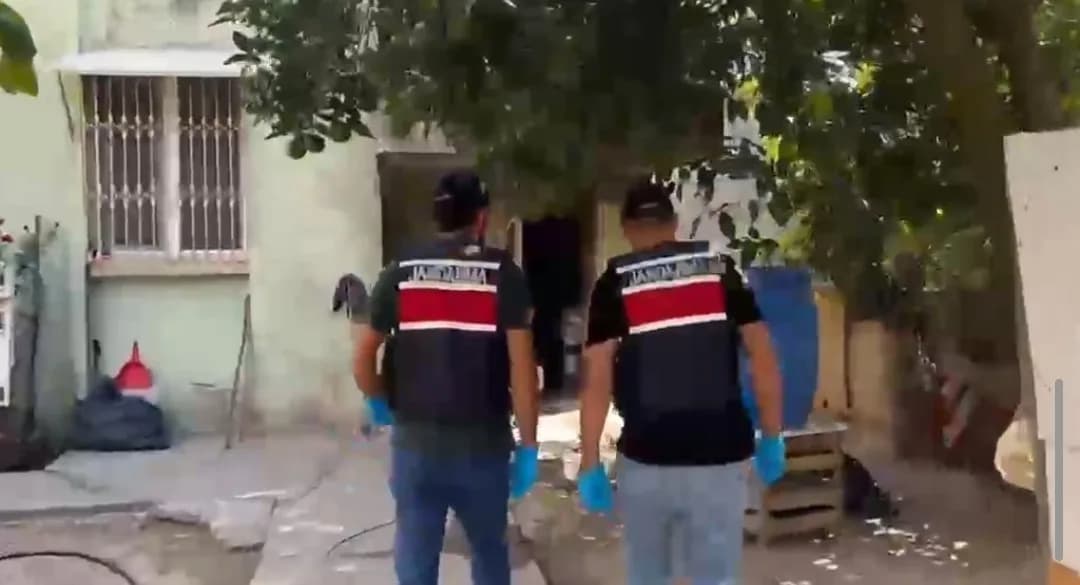 Adana Seyhan ilçesinde jandarma ekiplerinin kaçak alkol operasyonu sırasında ele geçirilen kaçak alkol ve ruhsatsız taba