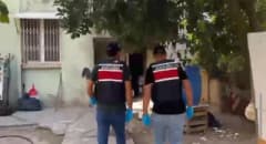 Adana Seyhan ilçesinde jandarma ekiplerinin kaçak alkol operasyonu sırasında ele geçirilen kaçak alkol ve ruhsatsız taba