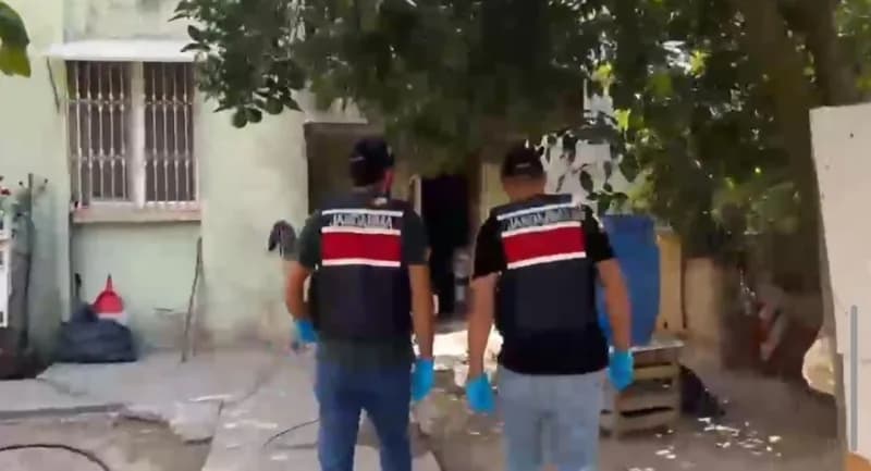 Adana Seyhan ilçesinde jandarma ekiplerinin kaçak alkol operasyonu sırasında ele geçirilen kaçak alkol ve ruhsatsız taba