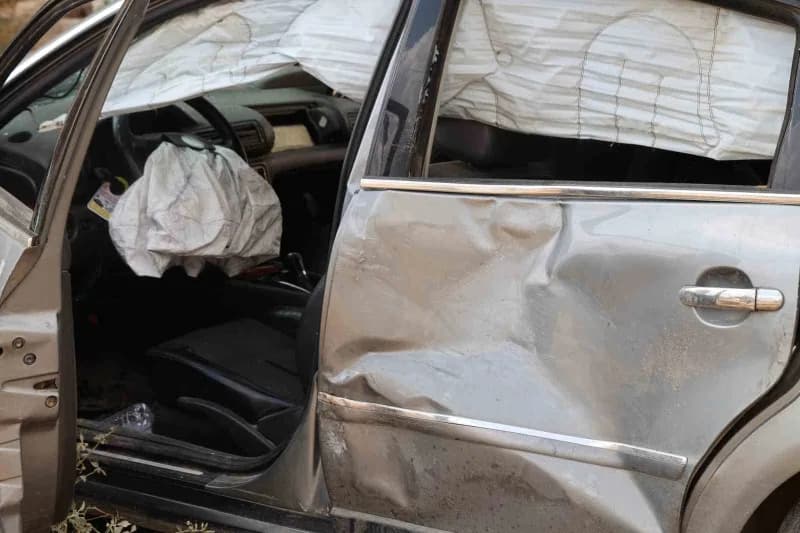 Adana’nın Kozan ilçesinde Volkswagen passat ile Suzuki marka otomobilin sürücülerinin kavşakta çarpışması sonucu 4 kişi