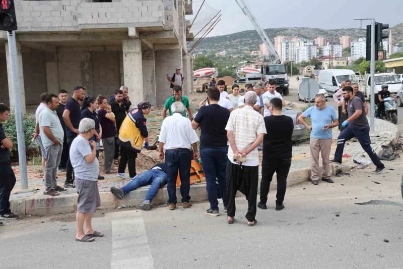 Yaralılara olay yerinde ilk müdahale yapılırken, 4 kişi ambulanslarla Kozan Devlet Hastanesi'ne kaldırılarak tedavi altı