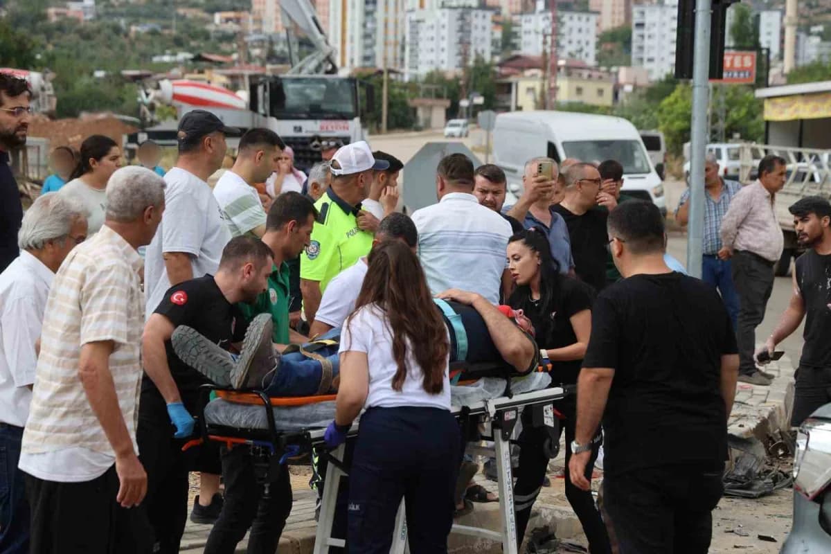 Yaralılara olay yerinde ilk müdahale yapılırken, 4 kişi ambulanslarla Kozan Devlet Hastanesi'ne kaldırılarak tedavi altı