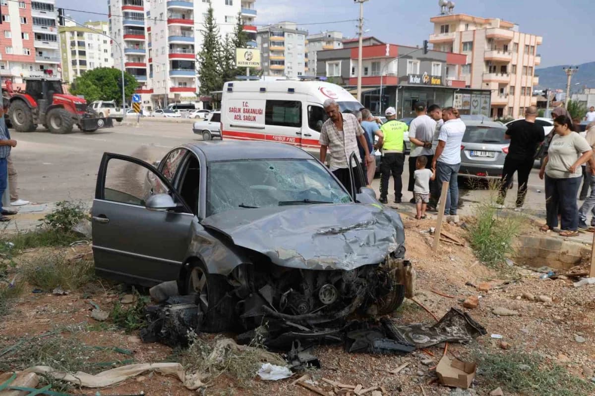 Adana Kozan'da kavşakta iki otomobilin çarpışması sonucu savrulan araç inşaat alanına girdi