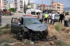 Adana Kozan'da kavşakta iki otomobilin çarpışması sonucu savrulan araç inşaat alanına girdi
