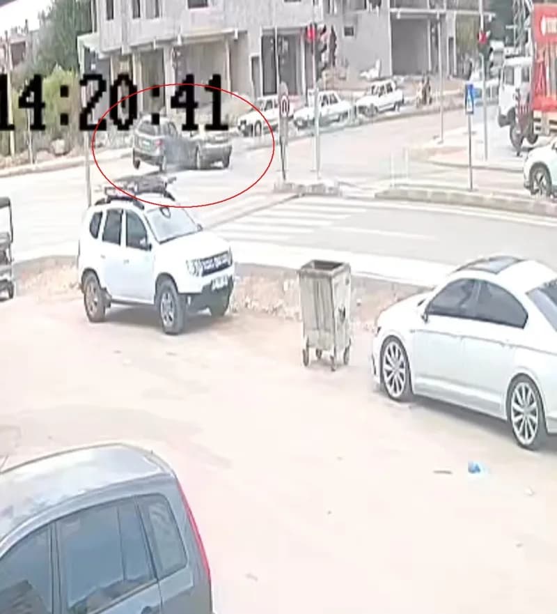 Kaza anı güvenlik kamerasına yansıdı.