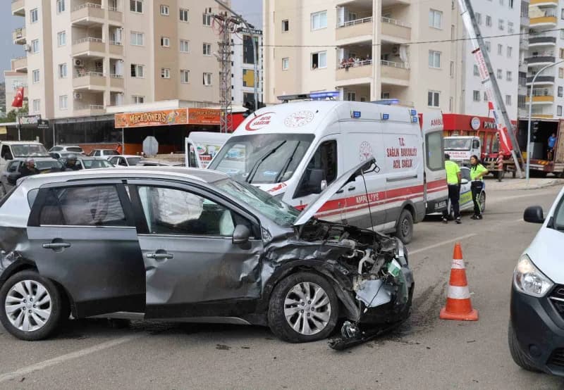 Adana’nın Kozan ilçesinde Volkswagen passat ile Suzuki marka otomobilin sürücülerinin kavşakta çarpışması sonucu 4 kişi