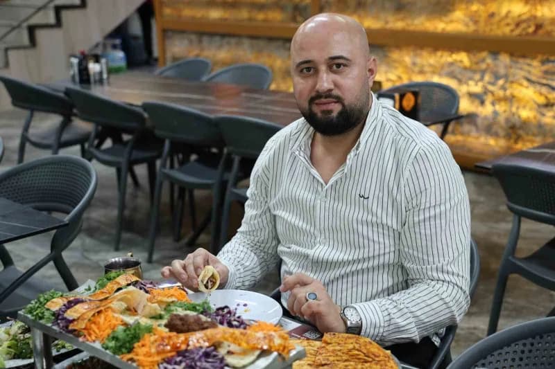 Antalya’dan kebap yemek için gelen vatandaşlardan Sedat Çabuk, "Tüm dostları, tüm illeri çağırıyoruz festivale. Buyursun