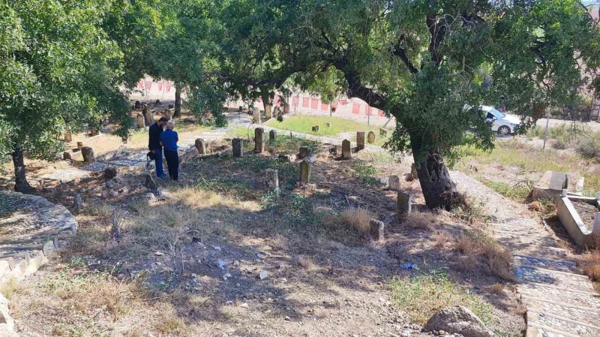 Adana’da Oğuz Türkmen Üçok boyuna ait olduğu belirtilen tarihi mezarlıkta, üzerinde ok işareti bulunan mezar taşı çalınd