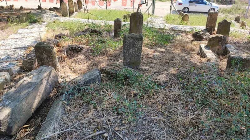 Adana’da Oğuz Türkmen Üçok boyuna ait olduğu belirtilen tarihi mezarlıkta, üzerinde ok işareti bulunan mezar taşı çalınd