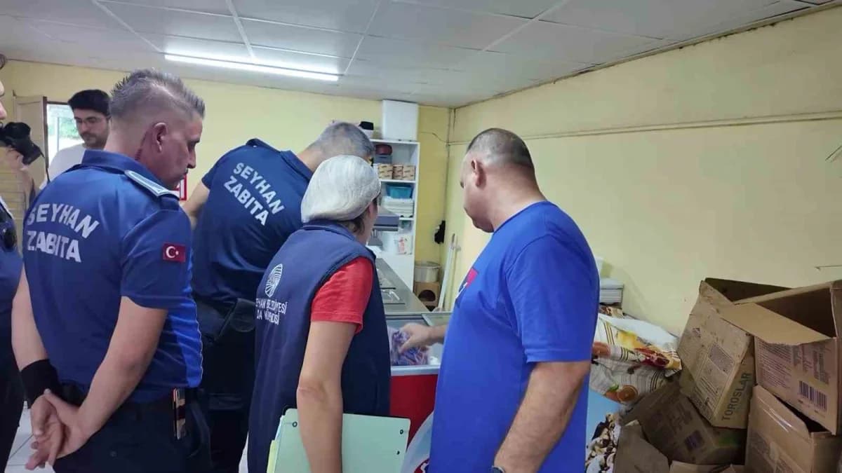 Adana’da zabıta ekipleri okul kantinlerinde yasaklı gıdaları denetliyor