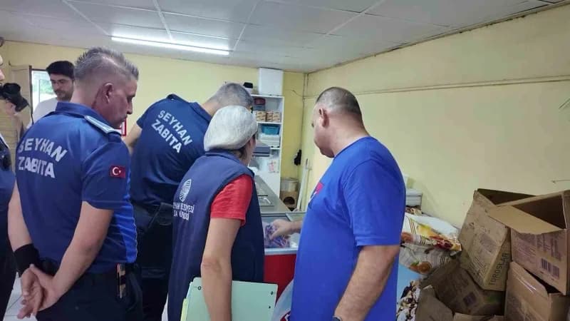 Adana’da zabıta ekipleri okul kantinlerinde yasaklı gıdaları denetliyor