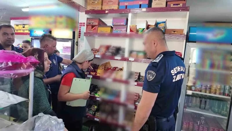 Adana’da zabıta ekipleri, 14 Eylül itibarıyla uygulamaya konulan yeni kurallar çerçevesinde okul kantinlerini denetleyer