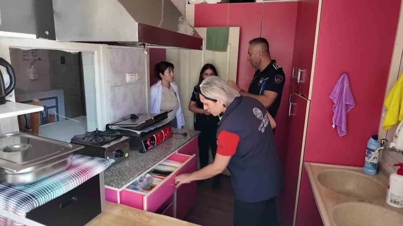 Adana’da zabıta ekipleri, 14 Eylül itibarıyla uygulamaya konulan yeni kurallar çerçevesinde okul kantinlerini denetleyer