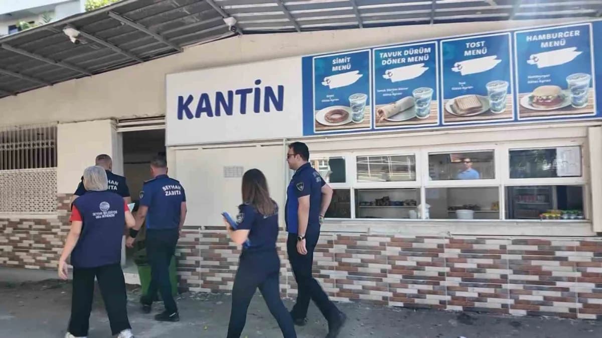 Adana’da zabıta ekipleri, 14 Eylül itibarıyla uygulamaya konulan yeni kurallar çerçevesinde okul kantinlerini denetleyer