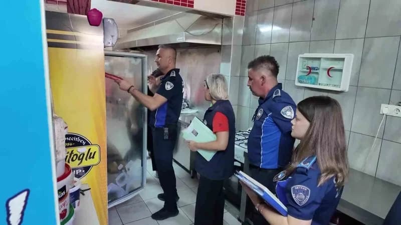 Adana’da zabıta ekipleri, 14 Eylül itibarıyla uygulamaya konulan yeni kurallar çerçevesinde okul kantinlerini denetleyer