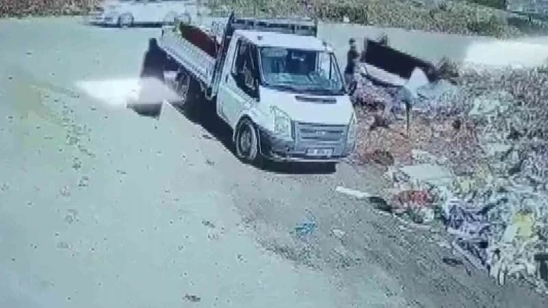 Adana’da okul önündeki boş araziye mobilya üretiminde kullanılan malzemelerin istiflenmesinden bıkan mahalleli, sorumlul