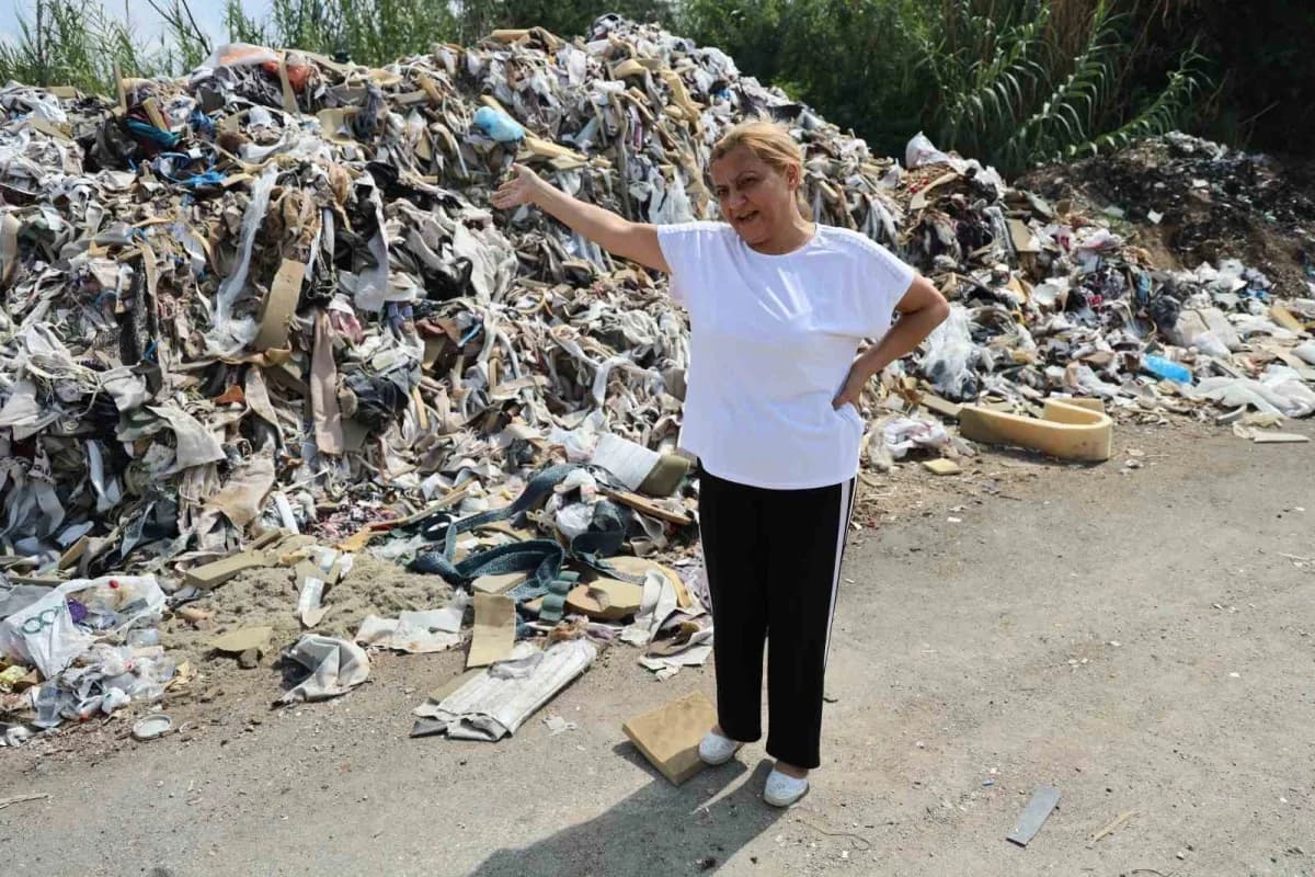 Adana Güzelevler Mahallesi okul önündeki boş arazide mobilya atıkları ve güvenlik kamerası