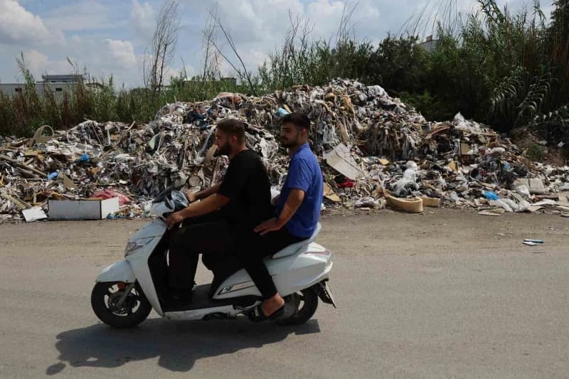Adana’da okul önündeki boş araziye mobilya üretiminde kullanılan malzemelerin istiflenmesinden bıkan mahalleli, sorumlul
