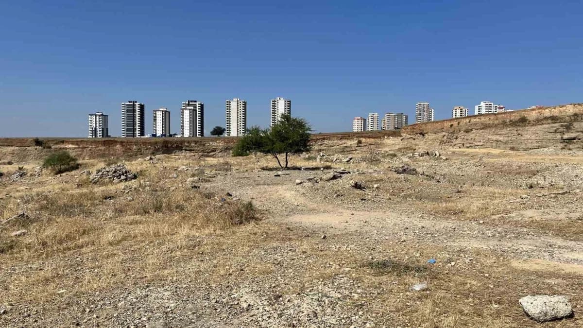 Adana’da 35 yaşındaki Erol Coşkun boş arazide ölü halde bulundu.