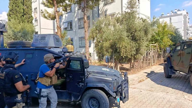 Adana’da kesinleşmiş hapis cezası olan şahıs polis ekiplerini görünce elinde el bombası olduğu değerlendirilen patlayıcı