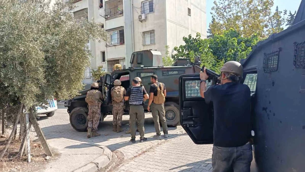 Adana’da kesinleşmiş hapis cezası olan şahıs polis ekiplerini görünce elinde el bombası olduğu değerlendirilen patlayıcı