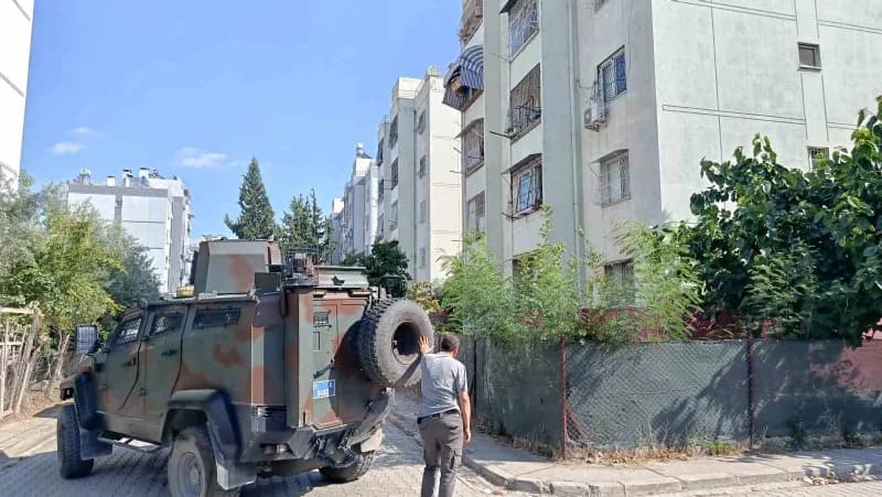 Adana’da kesinleşmiş hapis cezası olan şahıs polis ekiplerini görünce elinde el bombası olduğu değerlendirilen patlayıcı