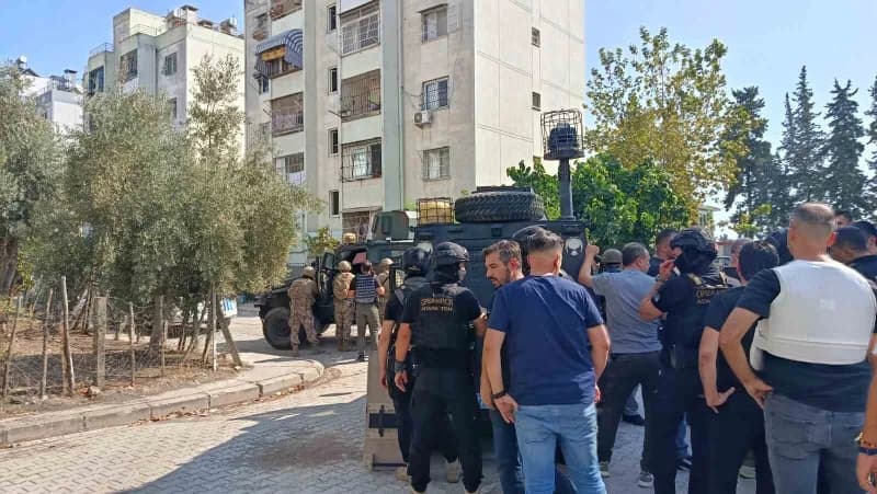 Adana Yüreğir’de polis ekipleri kesinleşmiş hapis cezası olan şahsı ikna etmeye çalışıyor
