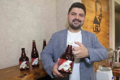 Adana şalgamı şişeleri ve geleneksel kebap sofralarında tüketim görüntüsü