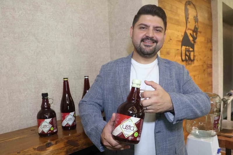 Adana şalgamı şişeleri ve geleneksel kebap sofralarında tüketim görüntüsü