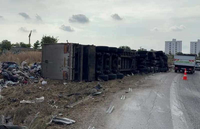 Adana’da atık yüklü tırın devrilmesi sonucu meydana gelen kazada sürücü yaralandı.