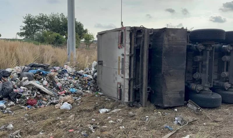 Adana TAG Otoyolu Yıldırım Beyazıt Mahallesi mevkiinde devrilen atık yüklü tır ve olay yerine gelen sağlık ekipleri