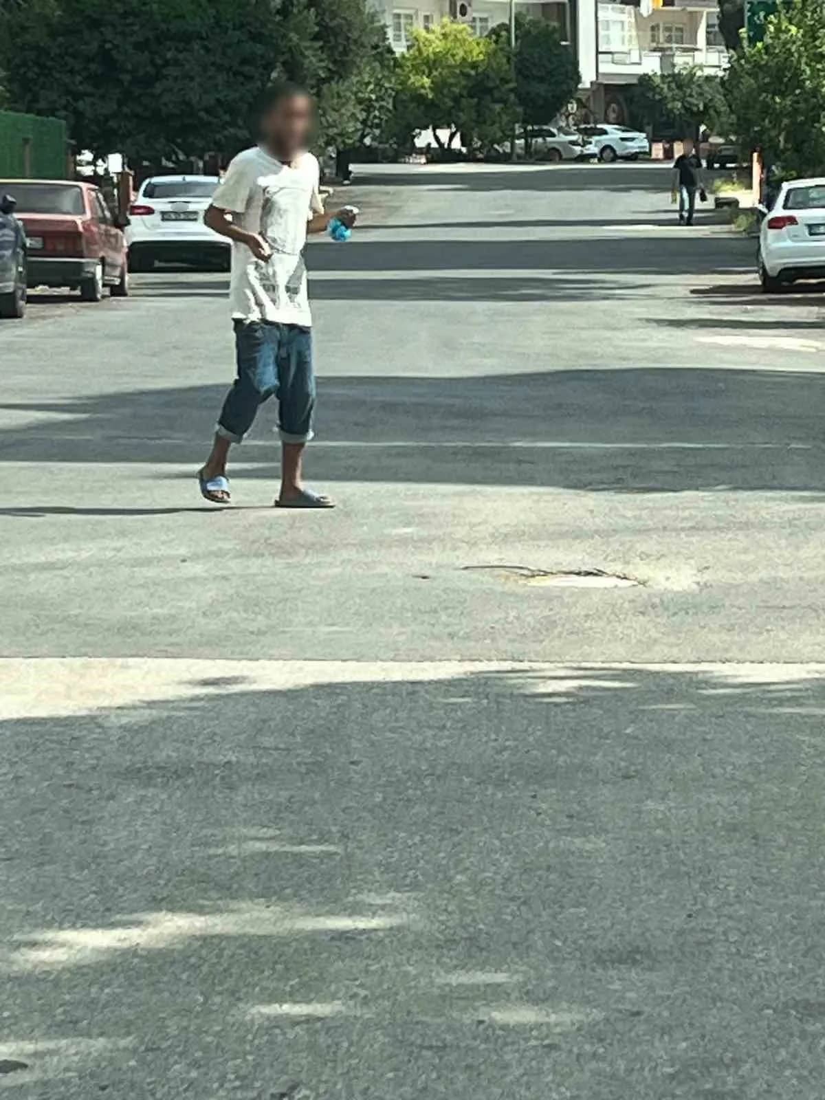 Adana’da bir şahsın sokak ortasında poşete koyduğu uçucu maddeyi kullandığı anlar cep telefonu kamerasına yansıdı.