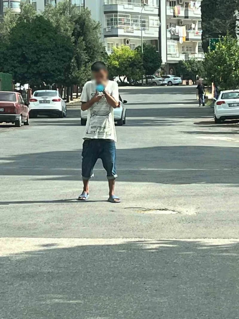 Adana’da bir şahsın sokak ortasında poşete koyduğu uçucu maddeyi kullandığı anlar cep telefonu kamerasına yansıdı.