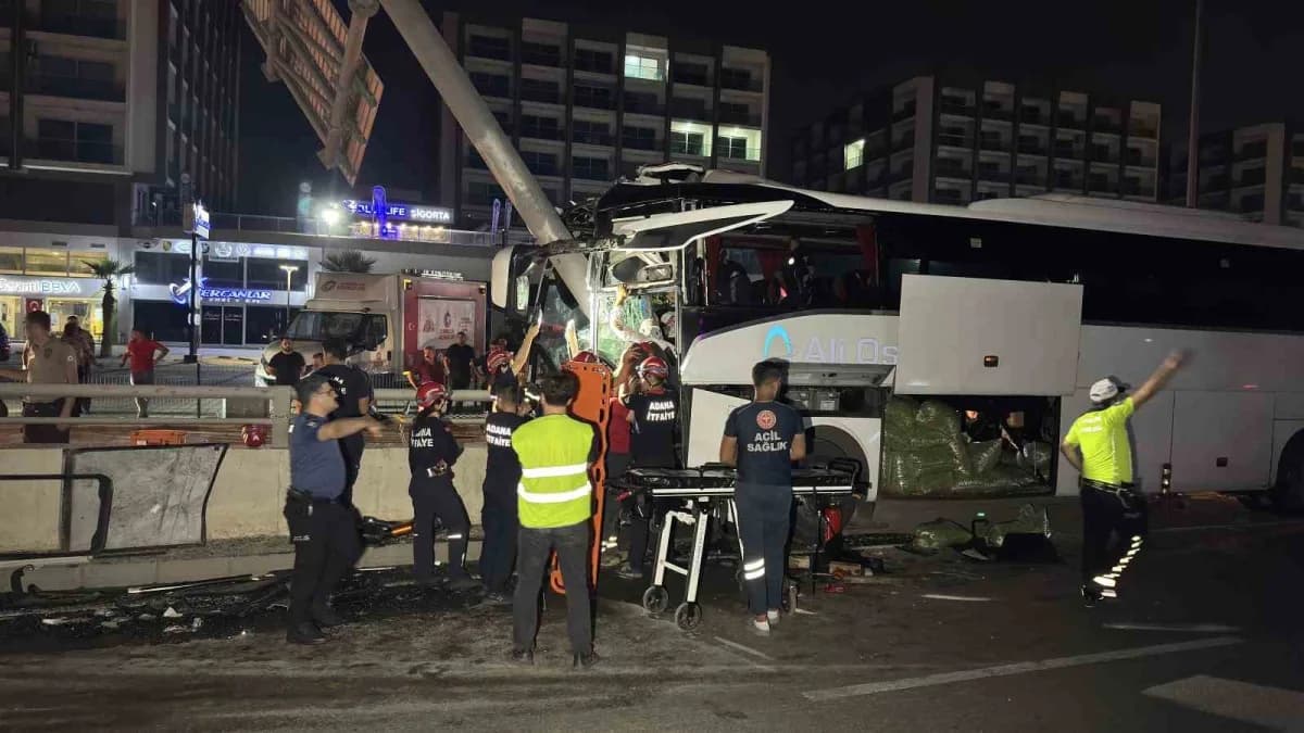 Adana Seyhan’da yolcu otobüsünün alt geçit duvarına çarptığı kaza sonrası olay yeri