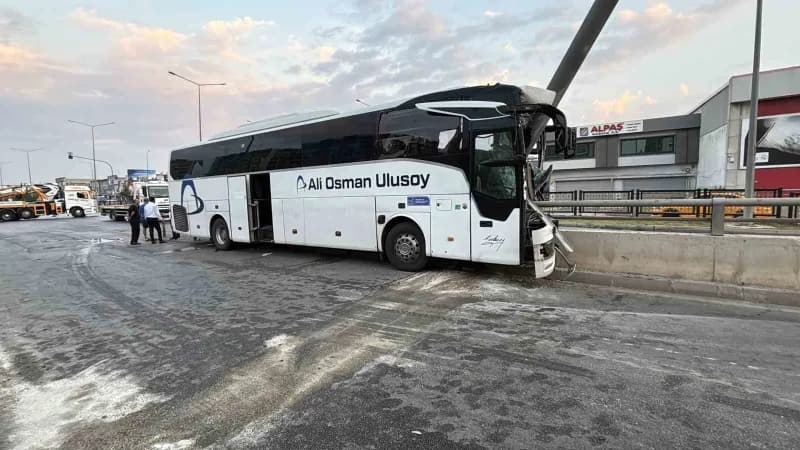 Adana'da kontrolden çıkan yolcu otobüsü önce tabela direğine ardından alt geçit duvarına çarptı. Kazada yaralanan 11 kiş