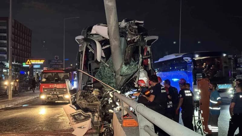 Adana'da kontrolden çıkan yolcu otobüsü önce tabela direğine ardından alt geçit duvarına çarptı. Kazada yaralanan 11 kiş
