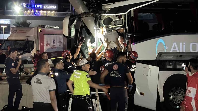 Adana'da kontrolden çıkan yolcu otobüsü önce tabela direğine ardından alt geçit duvarına çarptı. Kazada yaralanan 11 kiş