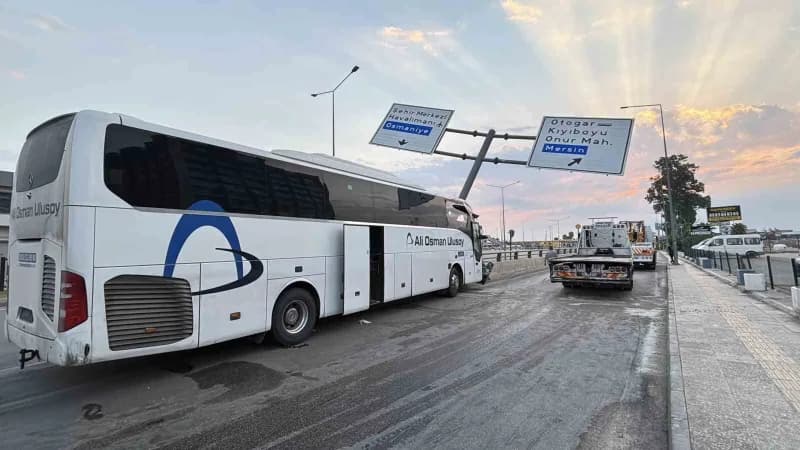 Adana'da kontrolden çıkan yolcu otobüsü önce tabela direğine ardından alt geçit duvarına çarptı. Kazada yaralanan 11 kiş