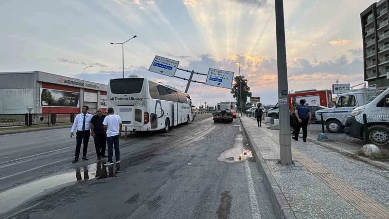 Adana'da kontrolden çıkan yolcu otobüsü önce tabela direğine ardından alt geçit duvarına çarptı. Kazada yaralanan 11 kiş