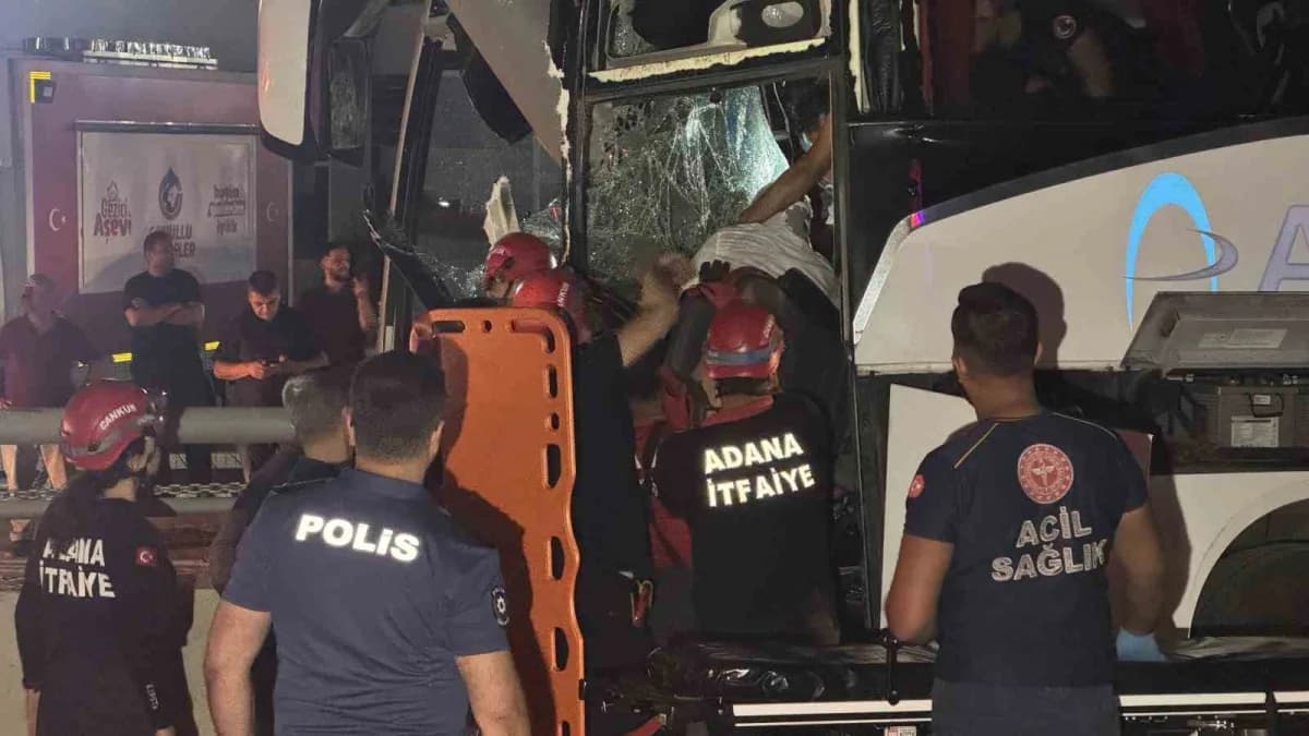 Adana'da kontrolden çıkan yolcu otobüsü önce tabela direğine ardından alt geçit duvarına çarptı. Kazada yaralanan 11 kiş