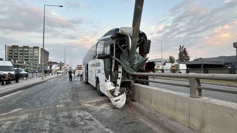 Adana'da kontrolden çıkan yolcu otobüsü önce tabela direğine ardından alt geçit duvarına çarptı. Kazada yaralanan 11 kiş