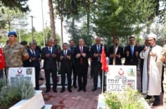 Adıyaman Şehitliği’nde 19 Eylül Gaziler Günü kapsamında şehit mezarlarına karanfil bırakılması ve dualar edilmesi