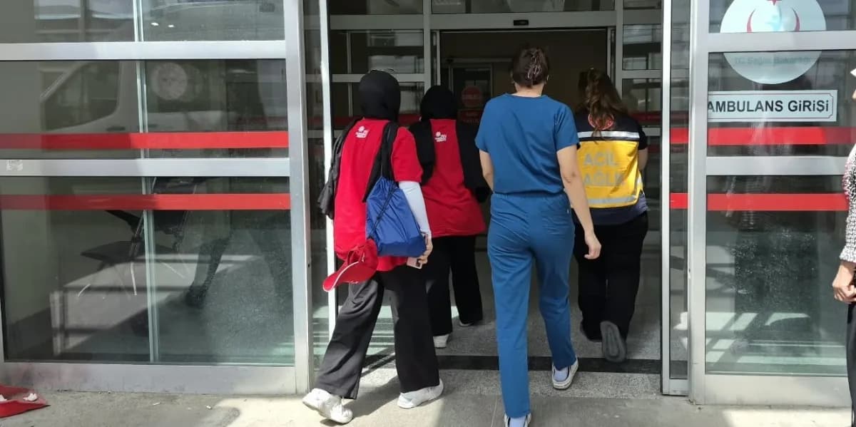 Adıyaman'da yemek sonrası zehirlenme şüphesiyle hastaneye kaldırılan öğrenciler için sağlık ekipleri müdahale ediyor