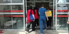 Adıyaman'da yemek sonrası zehirlenme şüphesiyle hastaneye kaldırılan öğrenciler için sağlık ekipleri müdahale ediyor